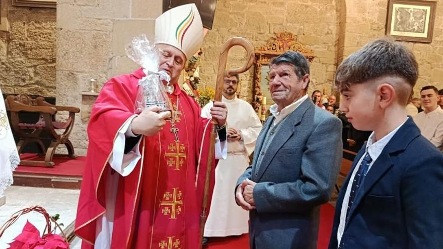 Un faro de Ons para el arzobispo de Santiago