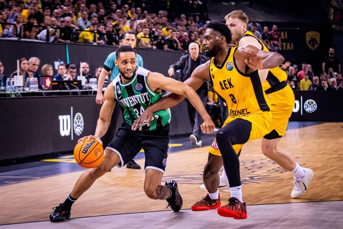 Cameron Hunt, escolta del Asisa Joventut, manejando el balón contra KeyShawn Feazell, del AEK.