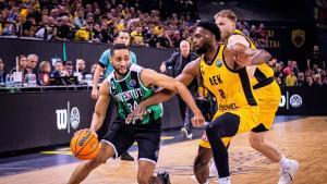 Cameron Hunt, escolta del Asisa Joventut, manejando el balón contra KeyShawn Feazell, del AEK.