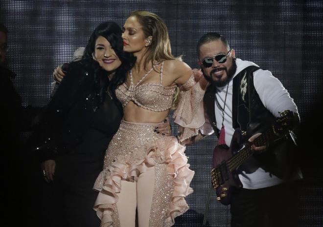Jennifer Lopez abraza a Suzette Quintanilla y A.B. Quintanilla en honor a Selena Quintanilla.