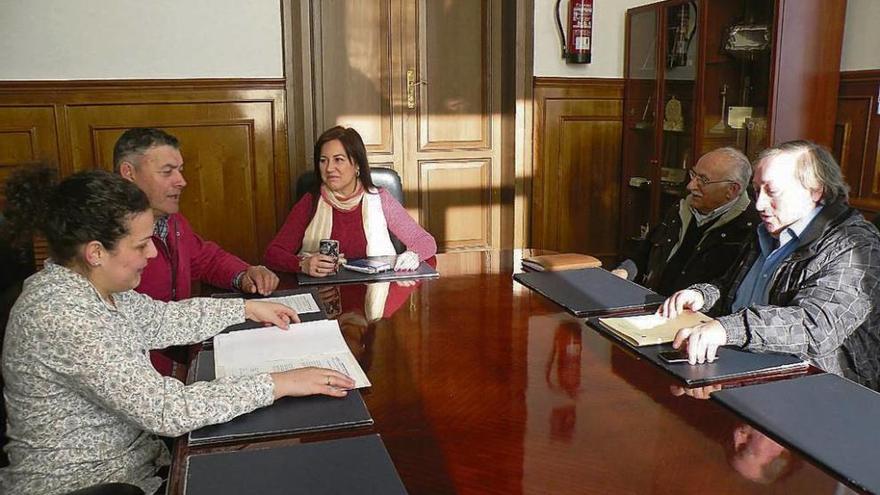 Los furancheiros durante su reunión con los concejales de Turismo y Comercio. // S. A.