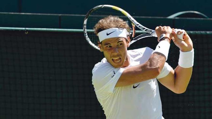 Nadal golpea de revés en su debut en Wimbledon ante el brasileño Bellucci.