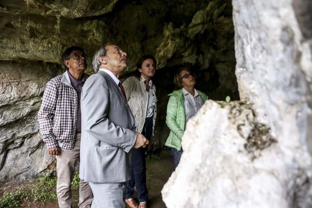 El alcalde de Oviedo, Wenceslao López, visita la cueva de Lluera