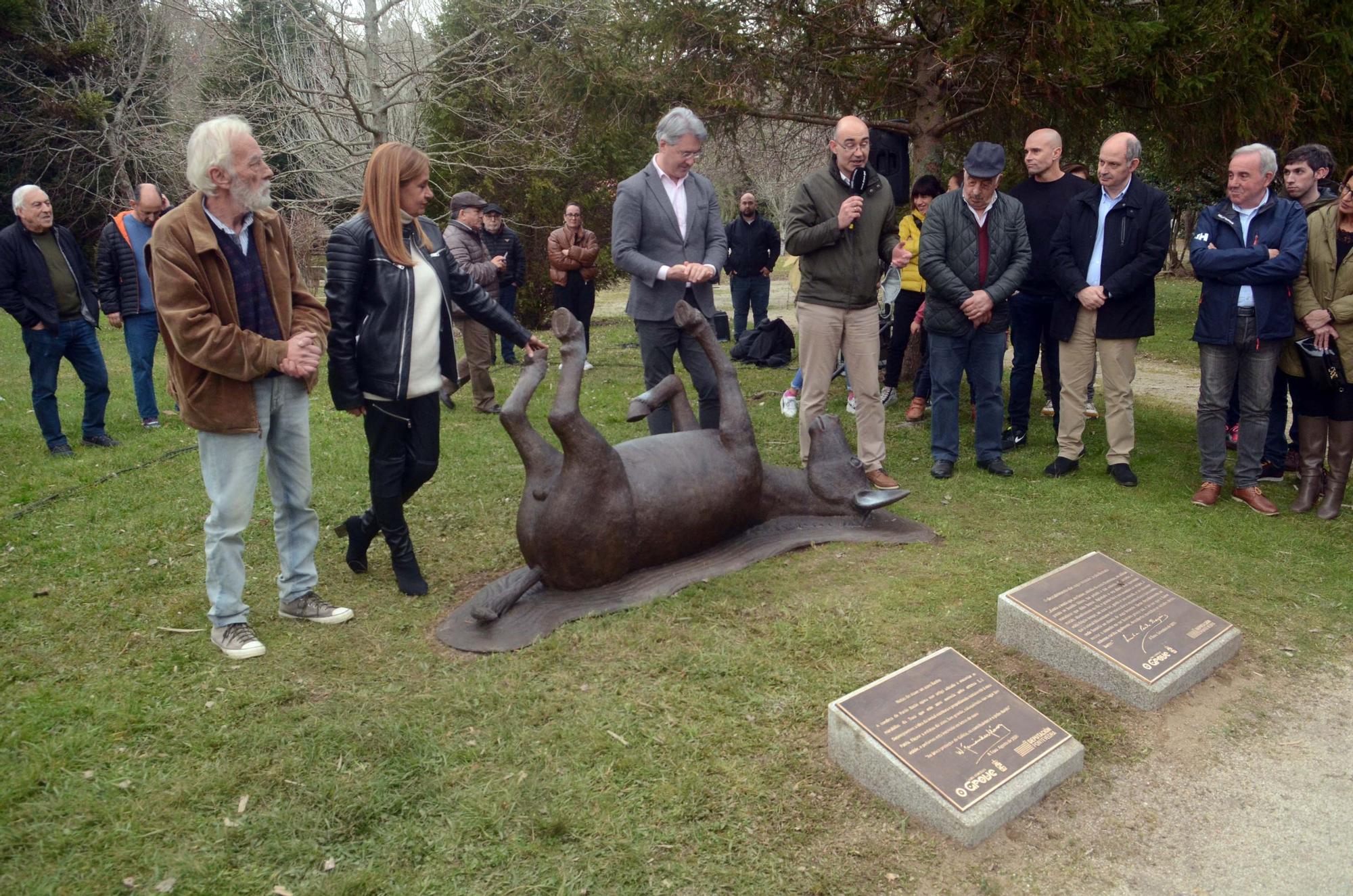 Así fue la inauguración de la escultura que recuerda al burro que descubrió las aguas termales de A Toxa.