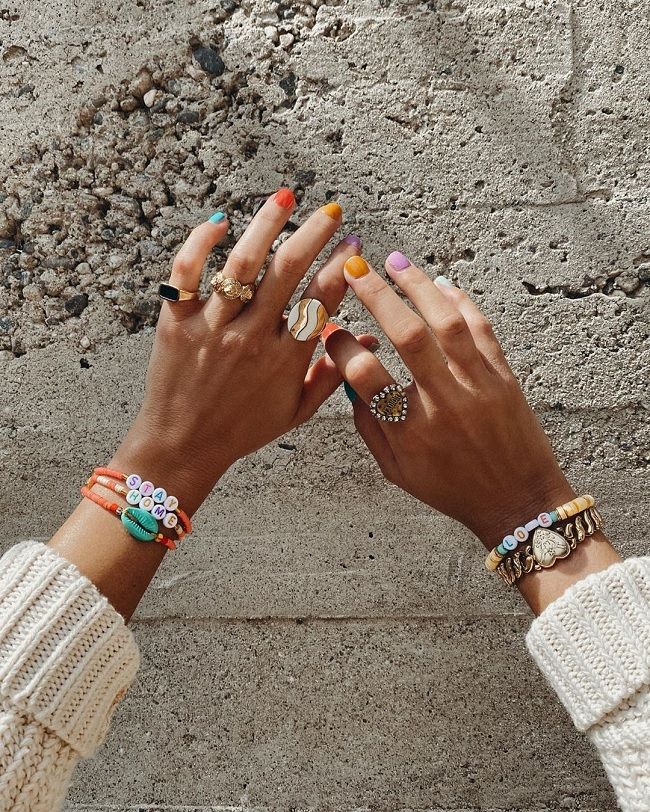 Así son los collares, pendientes, pulseras y otras joyas de bolitas  personalizadas que Instagram adora y tú puedes hacer en casa - Woman