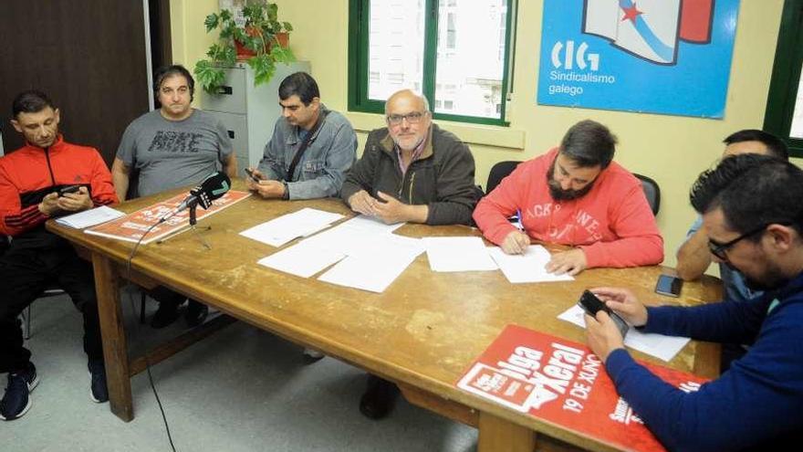 Trabajadores de ambulancias, con el asesor de CIG en el sindicato. // Iñaki Abella