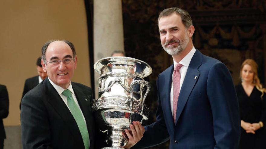 El Rey entrega la Copa Stadium a Ignacio Galán, presidente de Iberdrola.