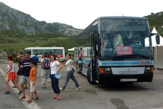 Un servicio de autobuses no contaminantes, la mejor fórmula de acceso a los Lagos de Covadonga