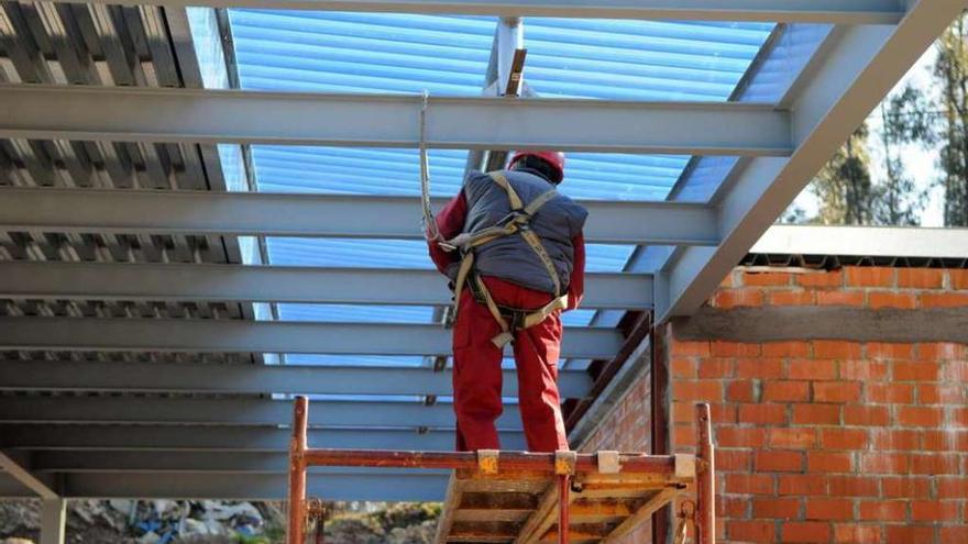 Un trabajador gallego de la construcción, subido a un andamio