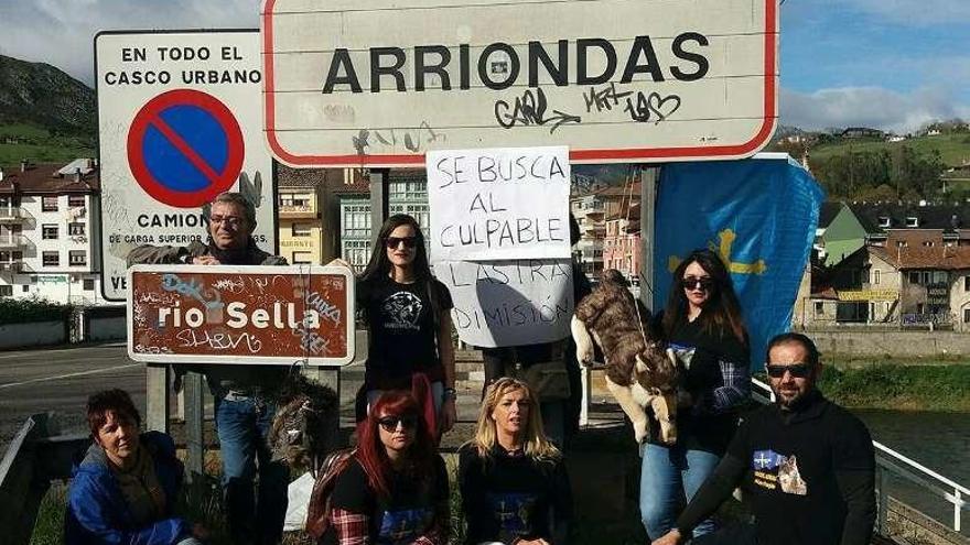 Animalistas concentrados contra la política del Principado con el lobo, ayer, en Arriondas.