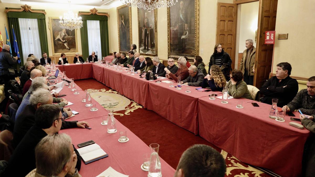 Participantes en una reunión del Consejo Social.