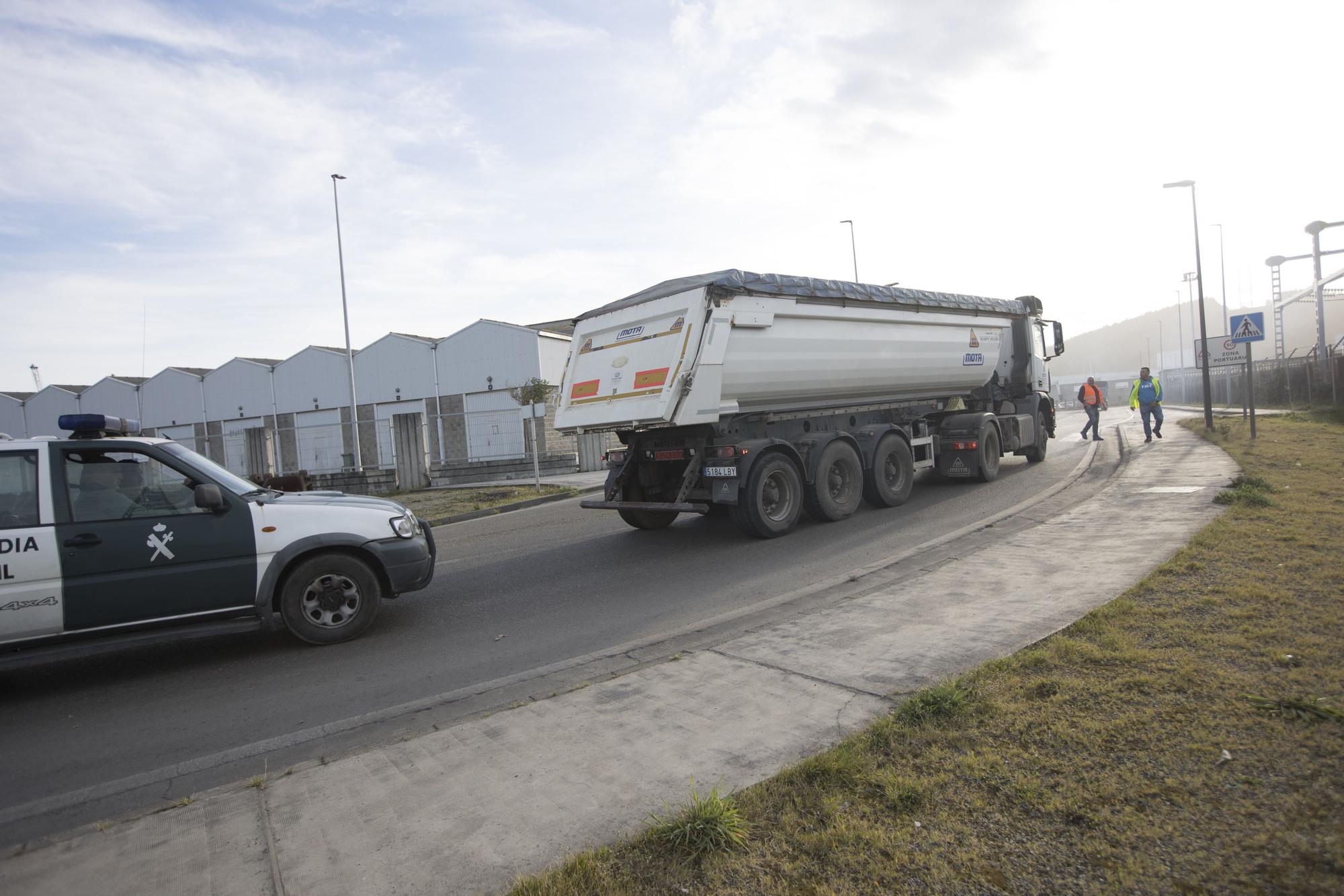 En imágenes: Piquetes contra las salidas de camiones en el puerto de Avilés