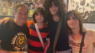 Una historia bonita: cómo los estelares Lemon Twigs fueron a pinchar música al Barbara Ann de Barcelona