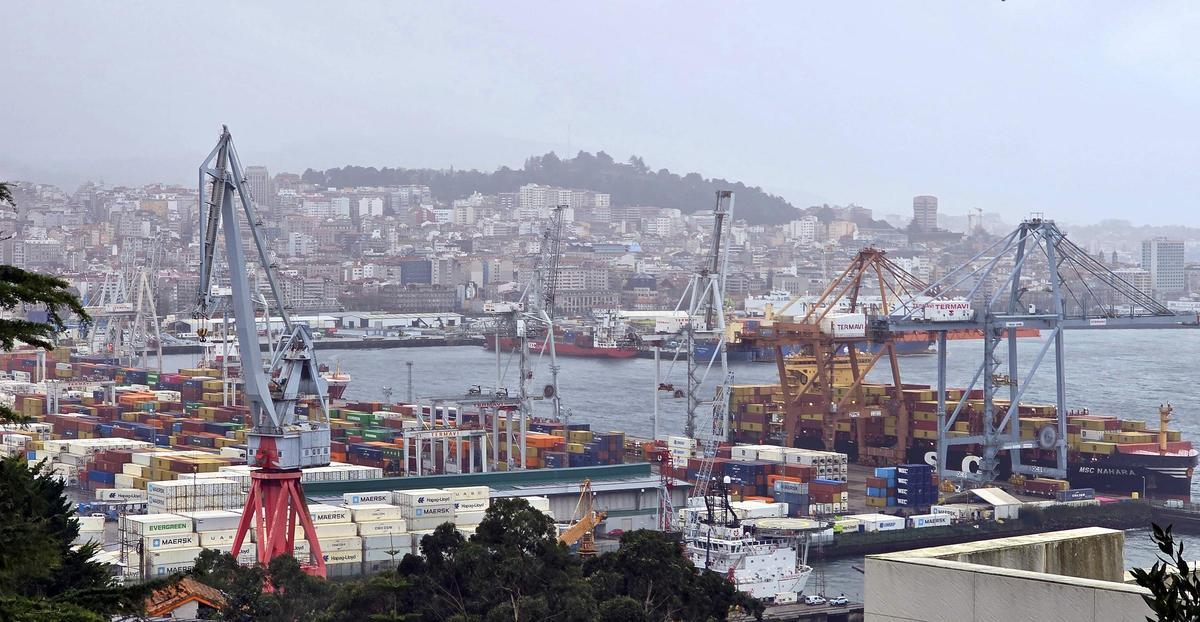 Barcos de carga y contenedores en los muelles de Guixar y Transversal, durante este miércoles.