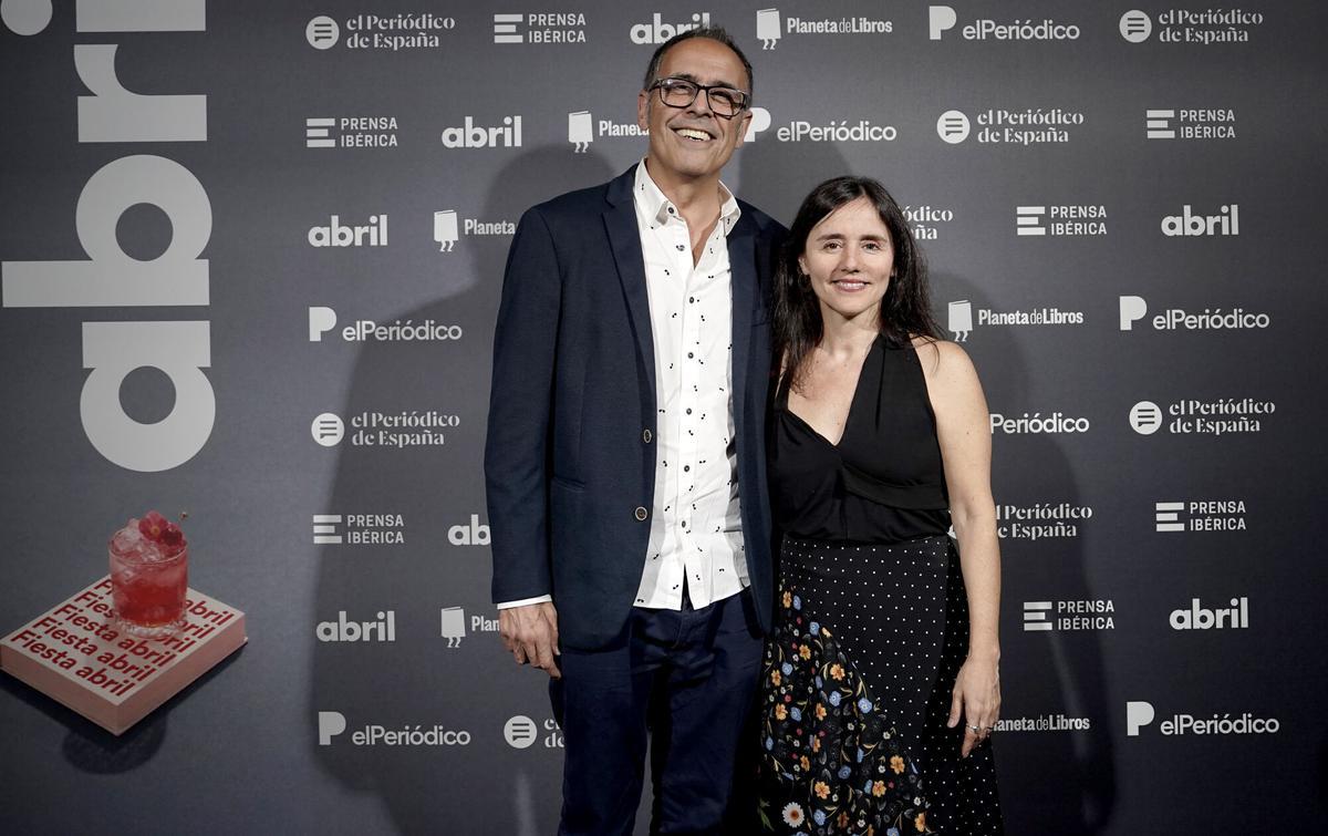 El escritor José Luis Correa junto a Idoia Moll, directora de Alba Editorial
