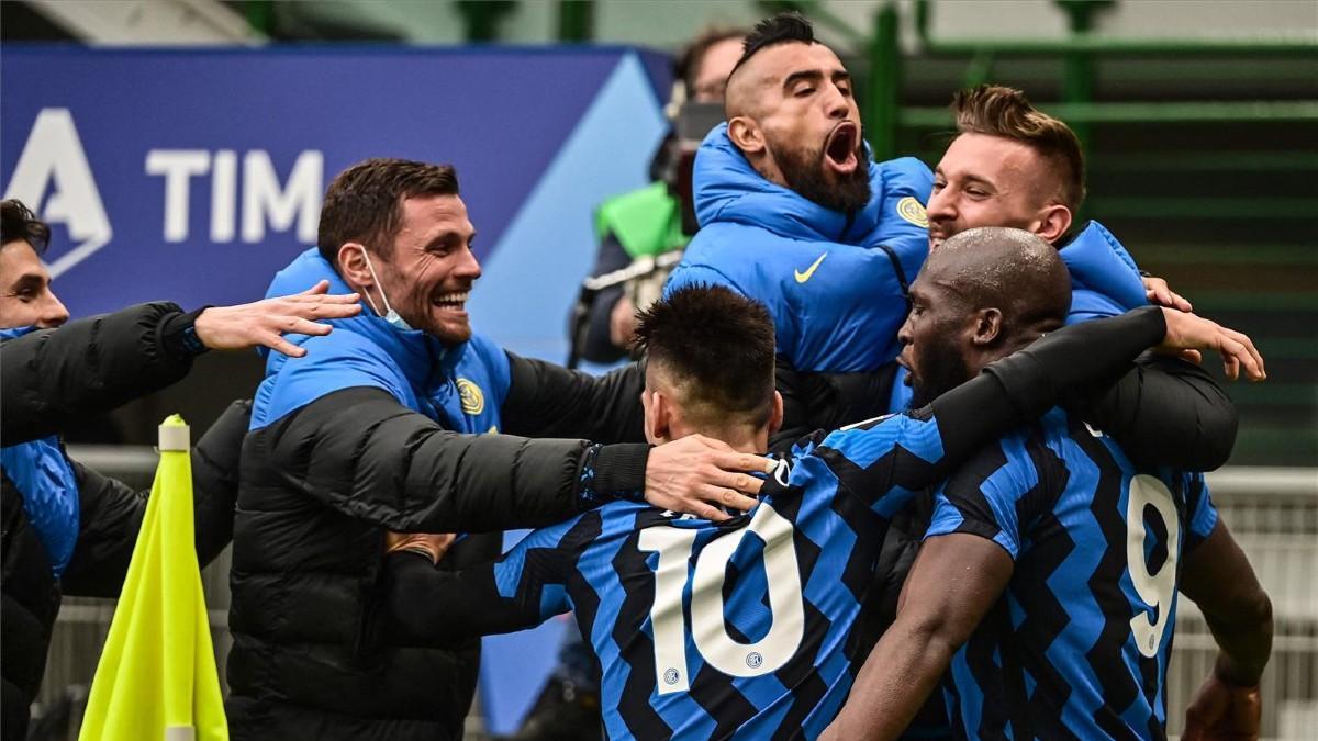 Los jugadores del Inter celebran el gol del Lukaku al Milan