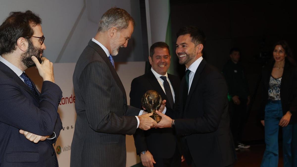 El CEO de PCEX, David Santiago, recibe el premio Cepyme de manos del Rey.