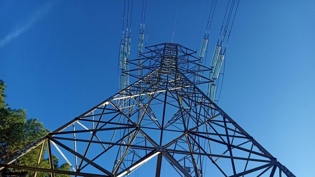 Torre de la red de transporte de electricidad de Red Eléctrica.