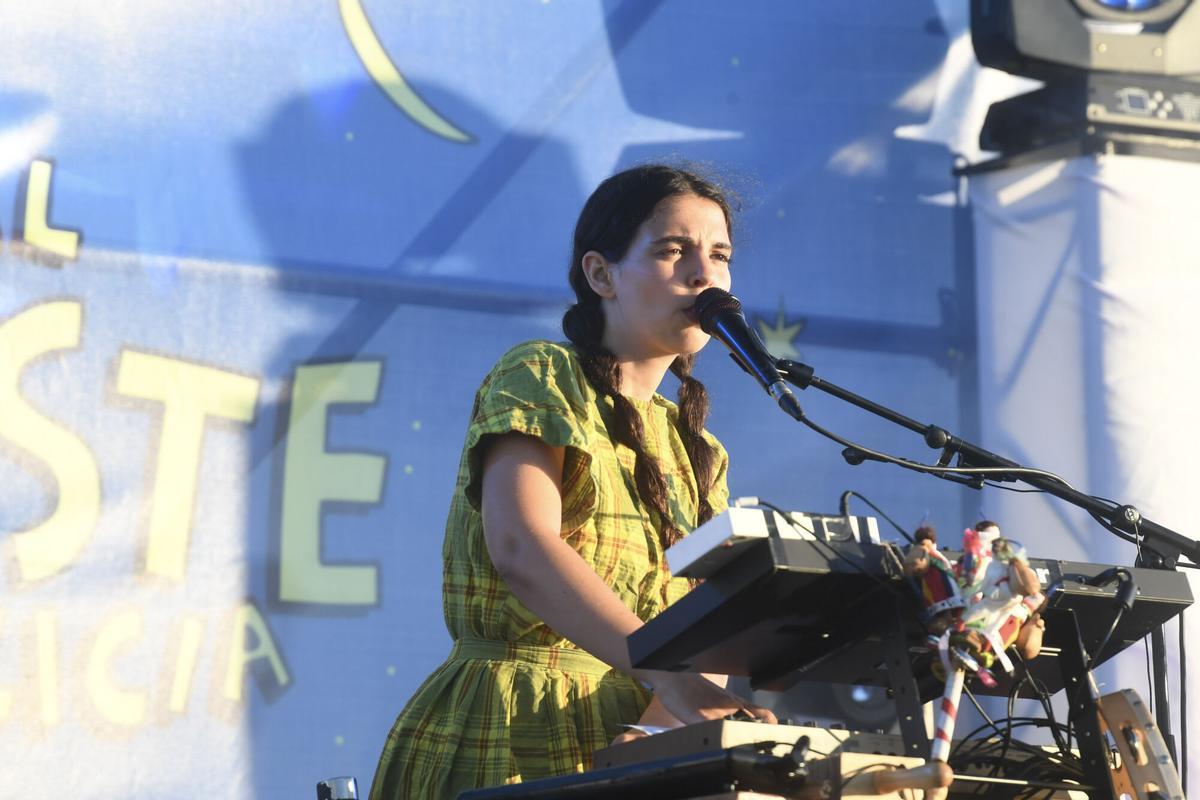 La cantautora y productora portuguesa llevó este jueves al castillo de San Antón una fusión de música tradicional lusa con sonidos electrónicos y sintetizadores durante la segunda jornada del Festival Noroeste Estrella Galicia.