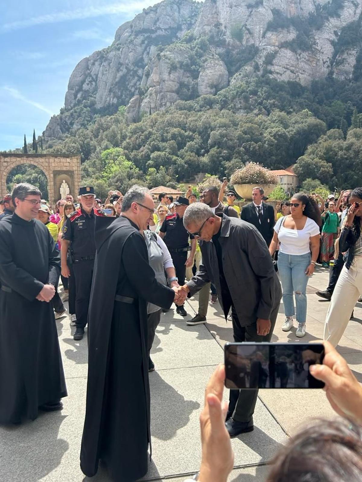 Barack Obama saluda l'abat davant del monestir de Montserrat, el 29 d’abril del 2023