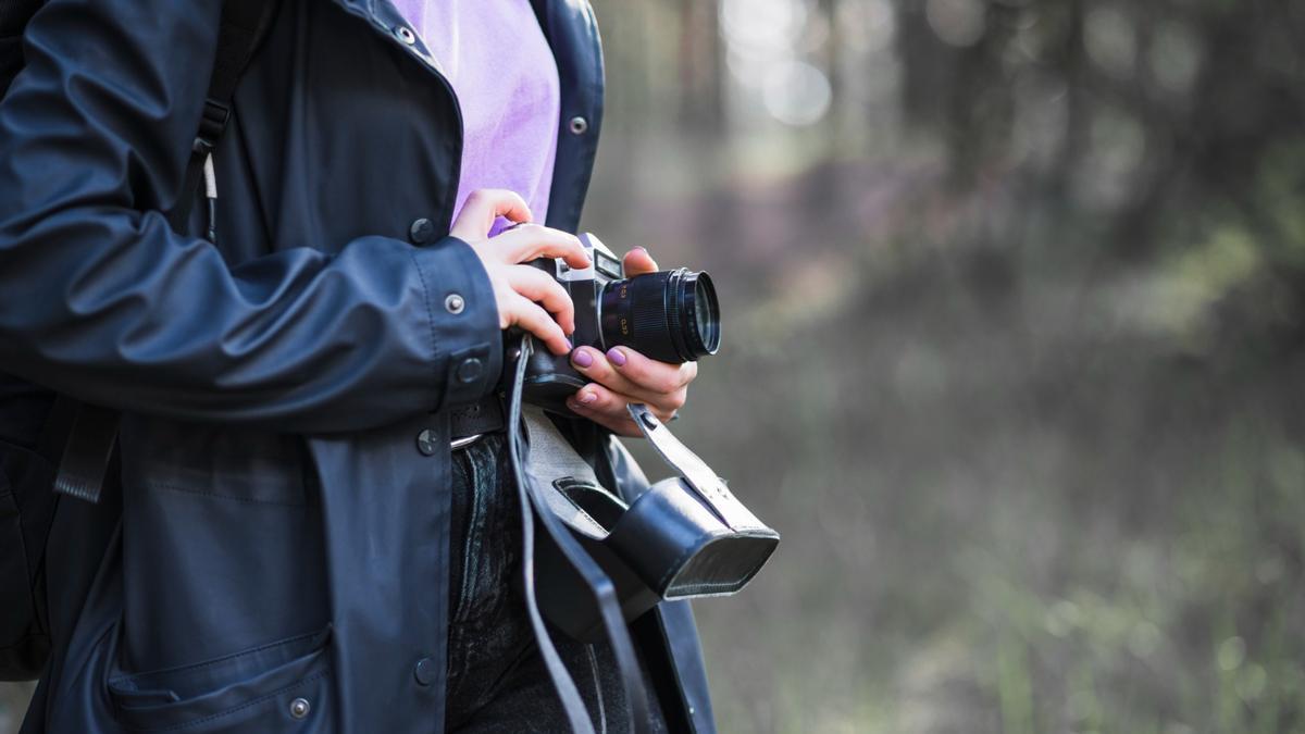 Un detective la cazó trabajando como limpiadora mientras estaba de baja en la tienda donde estaba contratada... pero el juez no ve justificado su despido