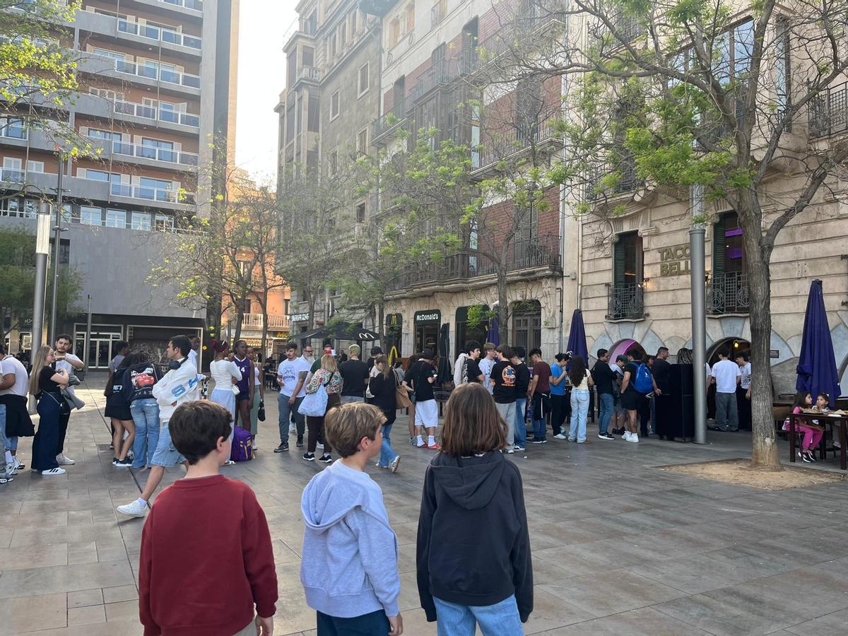 Largas colas en el Taco Bell de la plaza de España de Palma por el burrito gratis