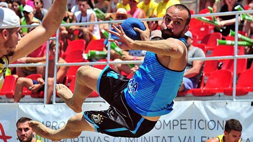 Imagen de un encuentro de balonmano playa.