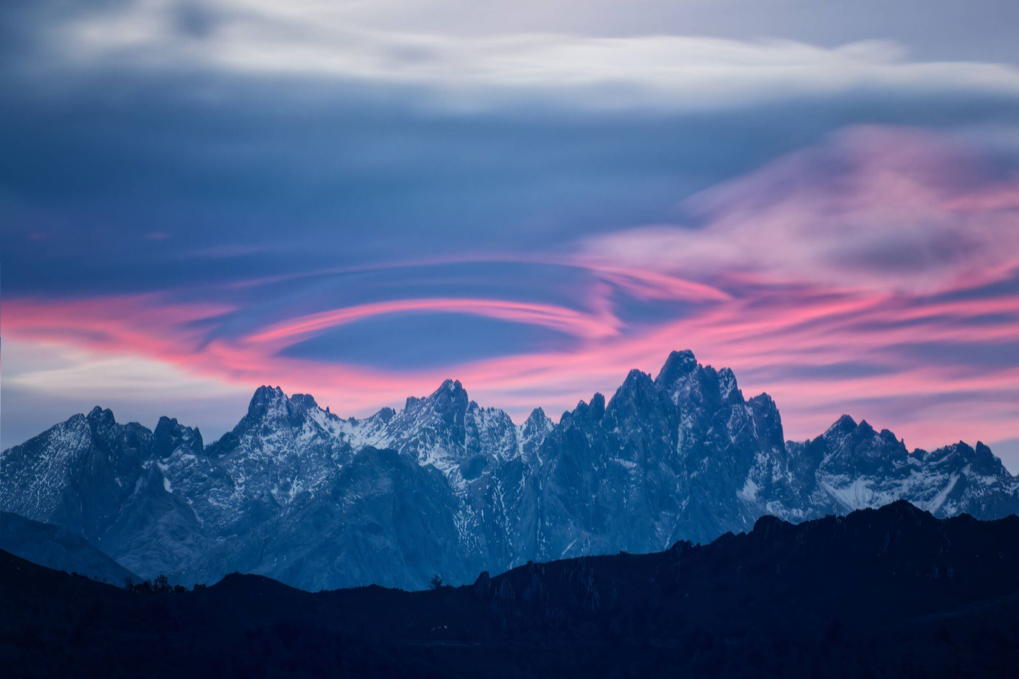 Amanecer con nubes lenticulares sobre los Picos de Europa nevados