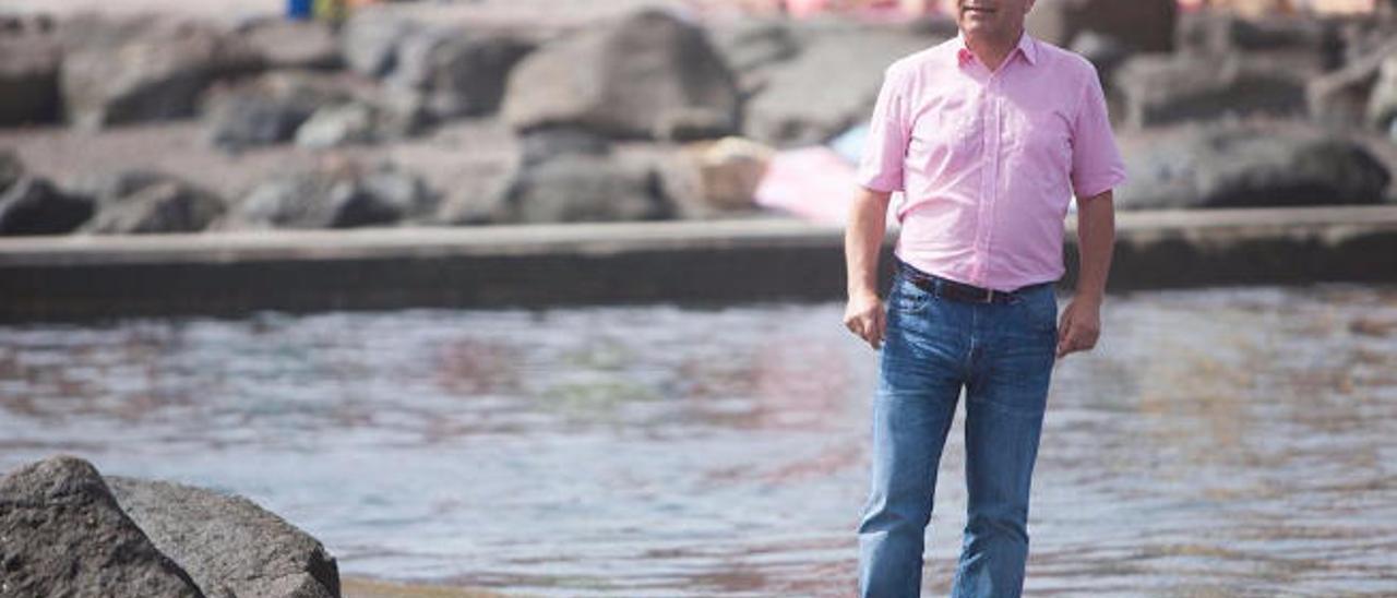 Sebastián Quintana, junto al mar en unas piscinas naturales.