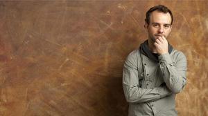 El cantant i director Daniel Anglès canta en acústic el tema ’De manera bastant especial’.