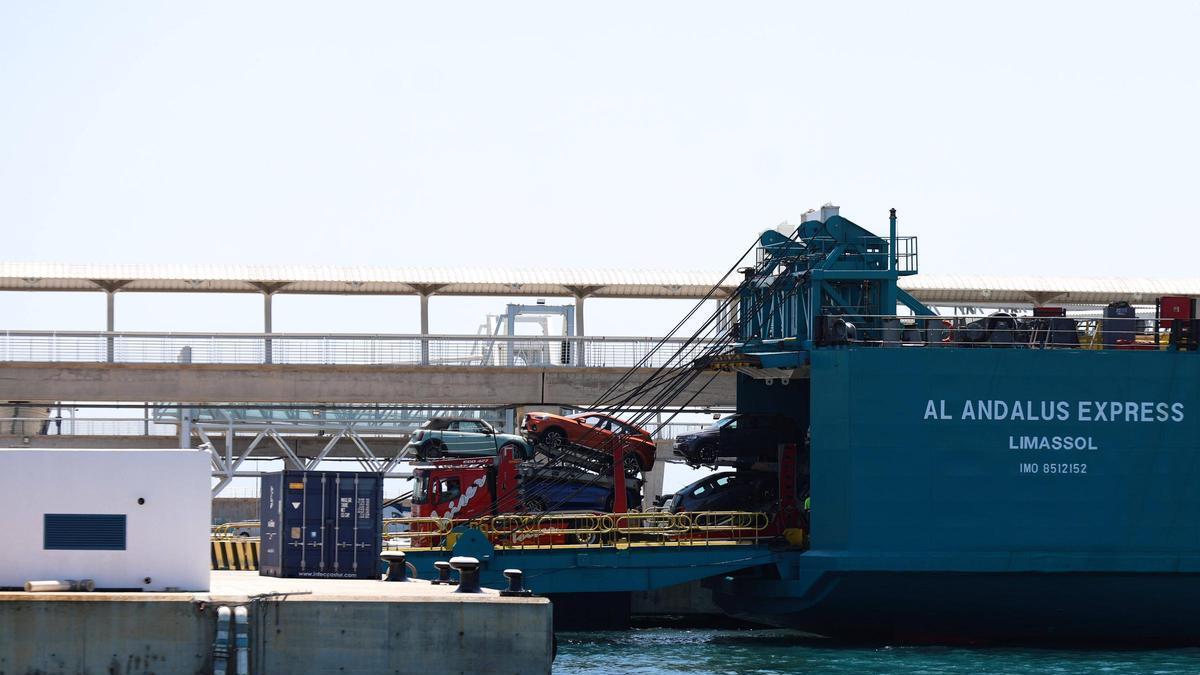 Un camión cargado de coches sale de las bodegas del 'Al Andalus Express' este lunes en el puerto de es Botafoc.