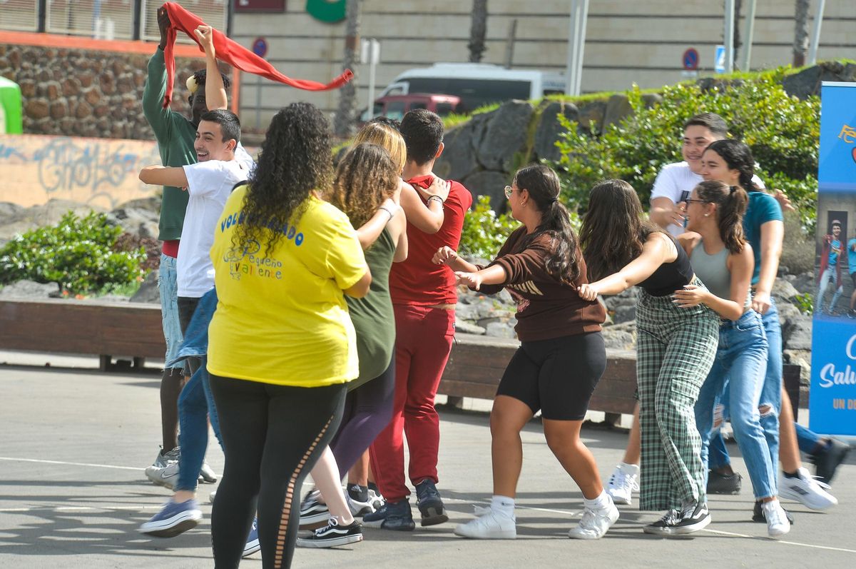 Los estudiantes participan en el juego del pañuelo organizado por Pequeño Valiente.