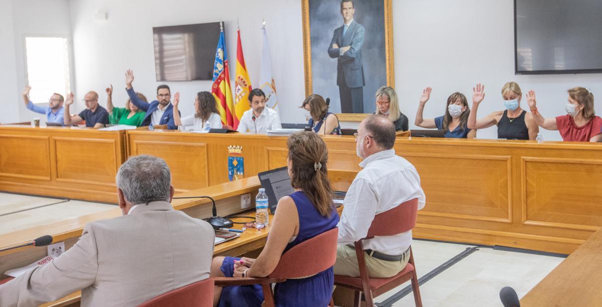 Aprobación de un punto del pleno ordinario por parte del gobierno del Partido Popular de Torrevieja, en una imagen de archivo