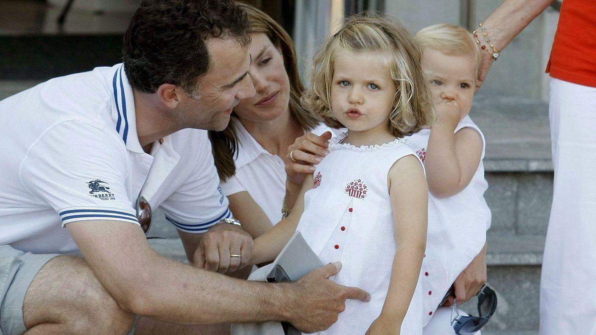 Don Felipe y doña Letizia, junto a sus hijas, en el Club Náutico de Palma, en 2008.