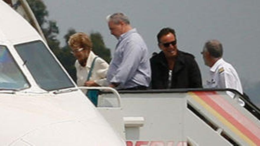 Bruce Springsteen se sube a un avión en el Aeropuerto de Asturias.