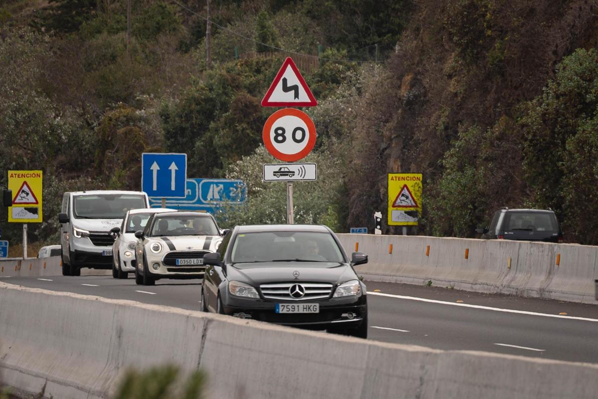 Limitación de velocidad en la curva de El Sauzal, en la TF-5, a 80 kilómetros por hora.