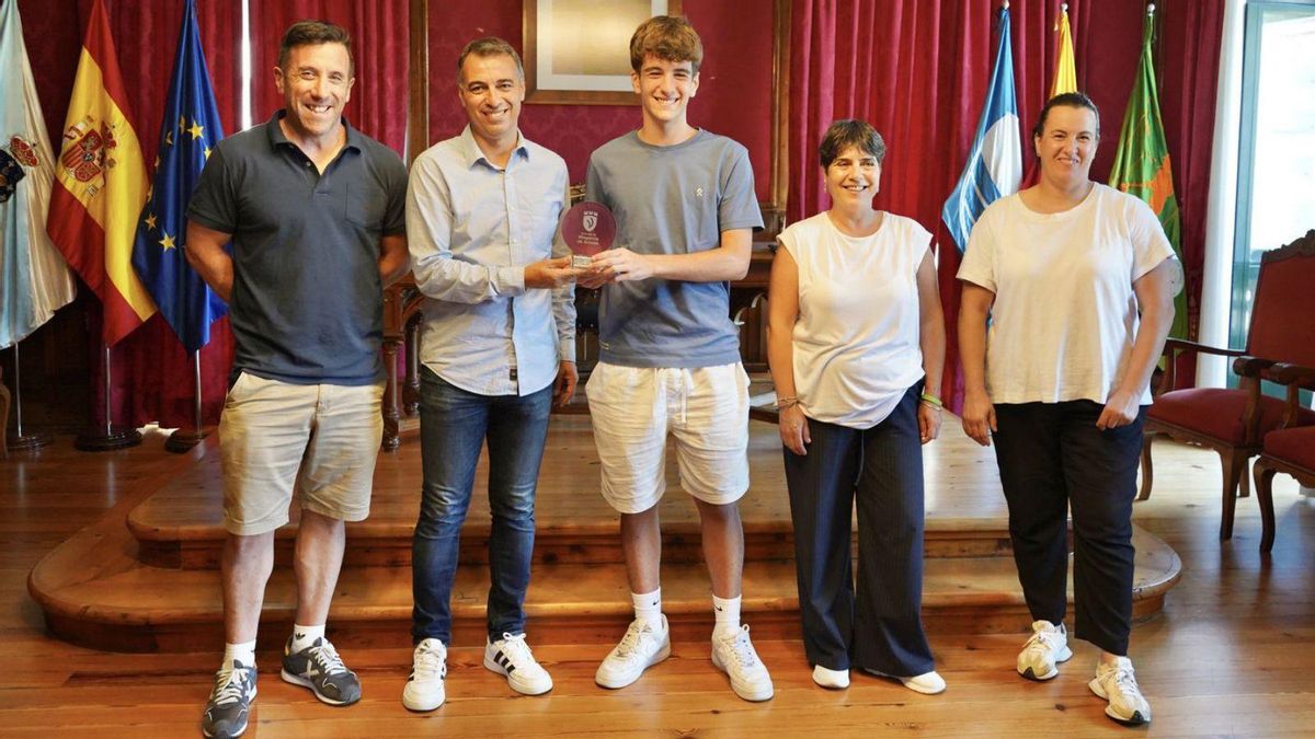 Bruno Gómez recibe el reconocimiento en el Concello de Vilagarcía.