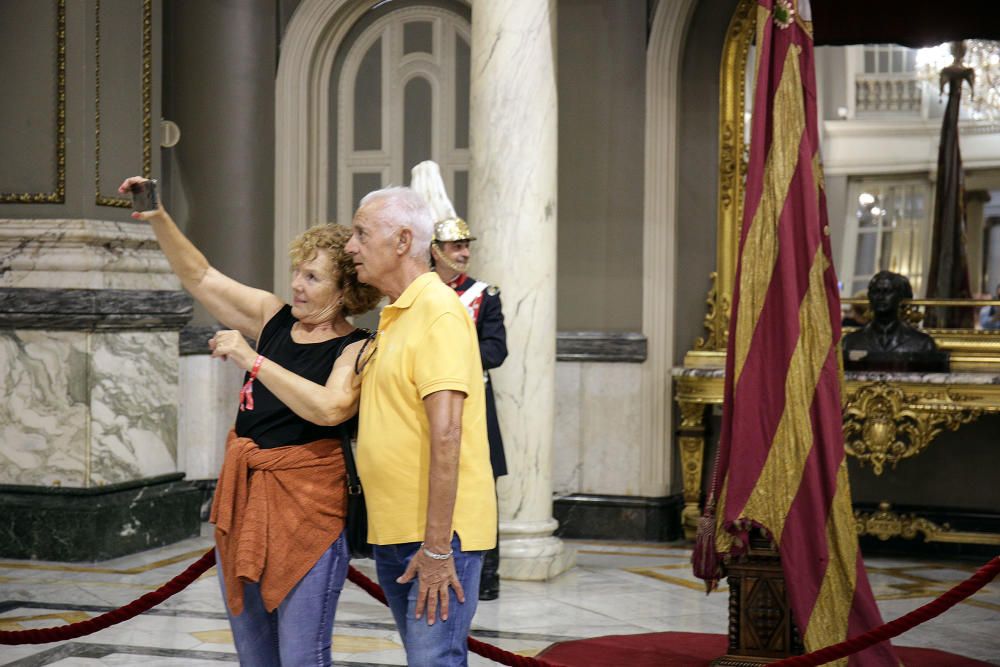 Los valencianos honran la Real Senyera