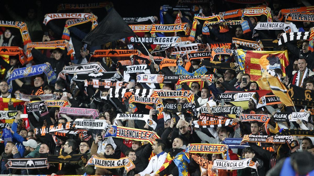 La afición del Valencia CF anima en Mestalla