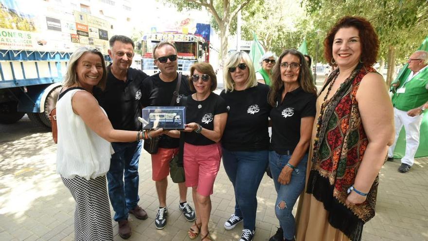 El camionero Juan Pérez y su equipo, a su llegada a Córdoba, donde ha sido recibido por miembros de la AECC y del Ayuntamiento.
