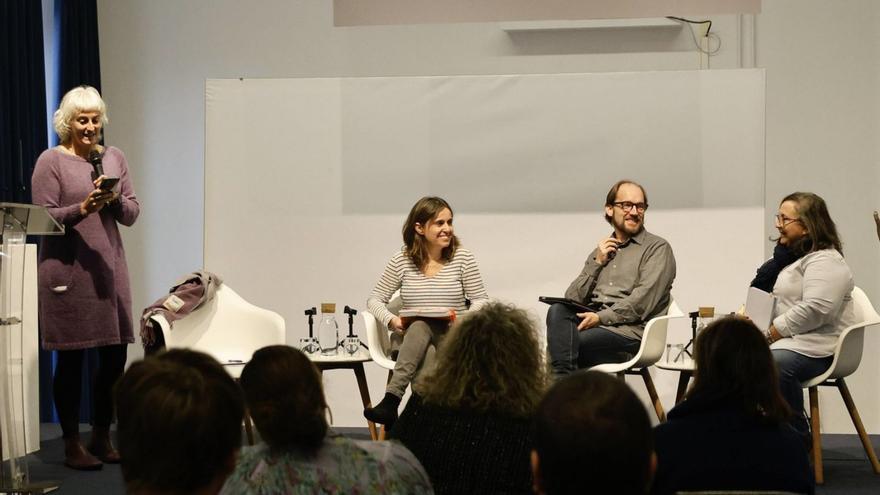 Por la izquierda, Elena Plaza, del Colegio de Periodistas de Asturias, y los periodistas Silvia López, Chus Neira y Chelo Tuya. | MARCOS LEÓN