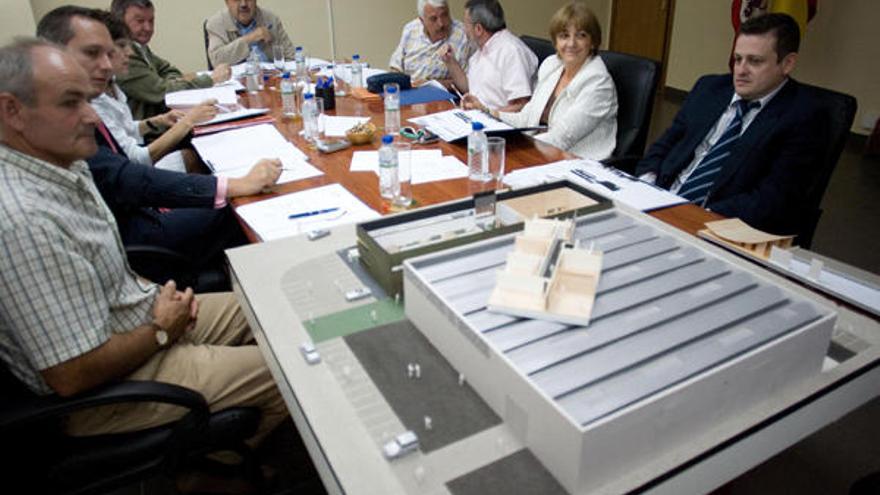 Presentación de la maqueta del Centro de Negocios en junio de 2006. A la derecha el ex gerente, Natalio Camacho.