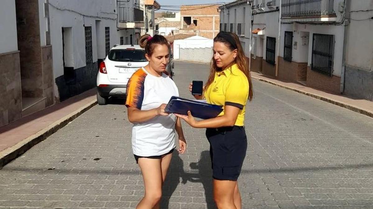 Una cartera rural de Correos entrega una carta a una vecina en un pueblo de Córdoba.