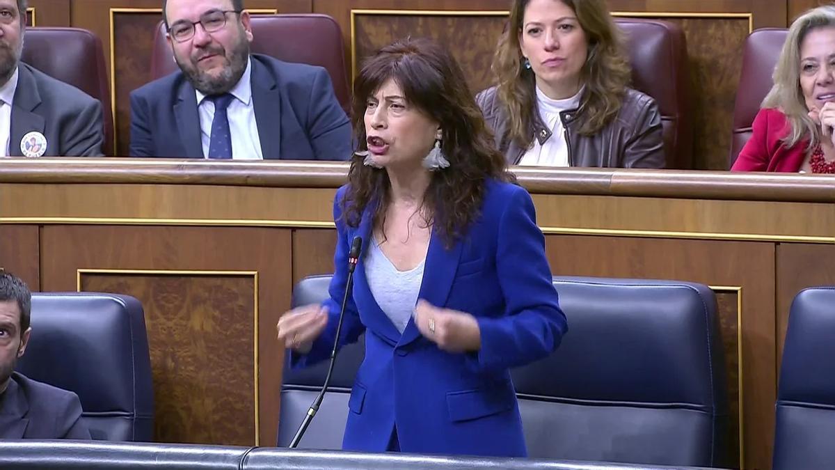 Ana Redondo, ministra de Igualdad, se defiende de las acusaciones de Jaime de los Santos, diputado del PP, en el Parlamento.
