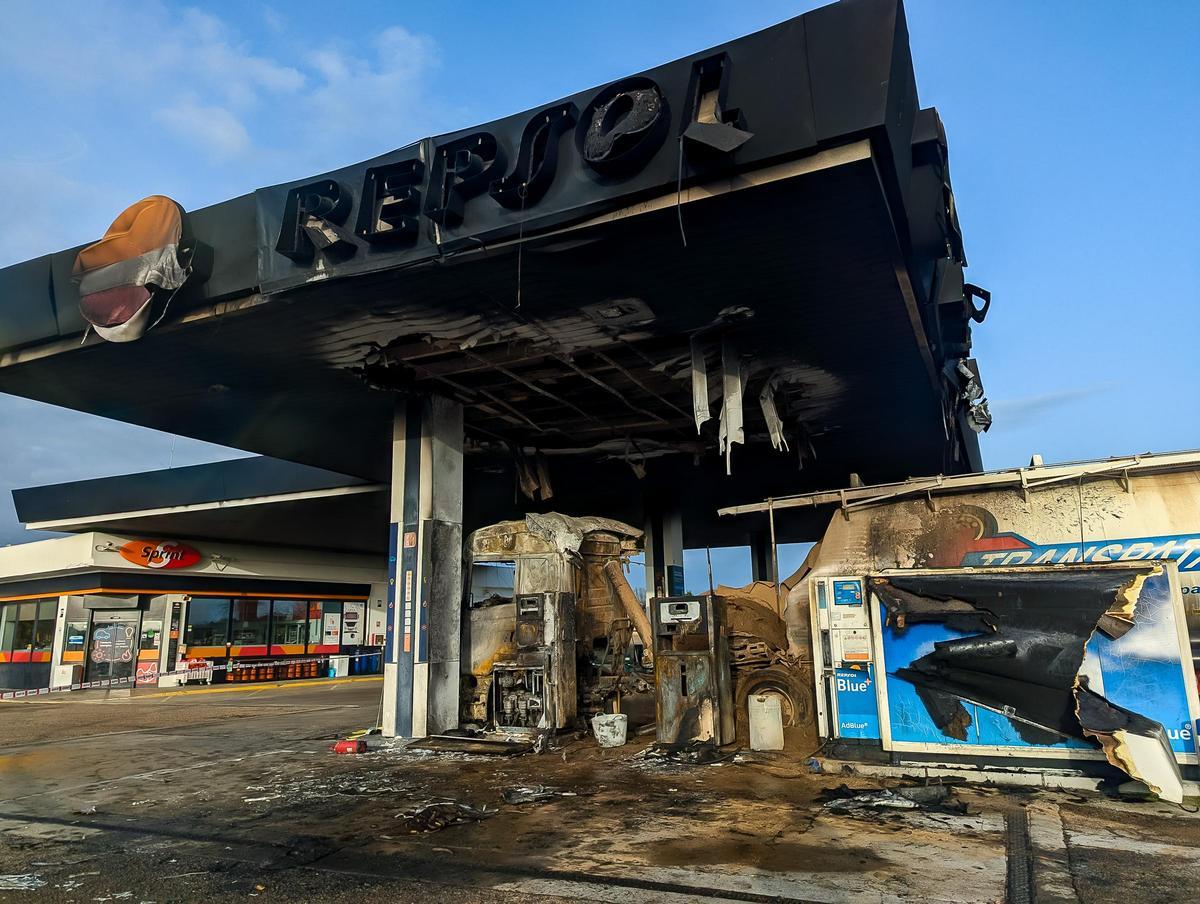 Estado de la gasolinera tras el incendio.