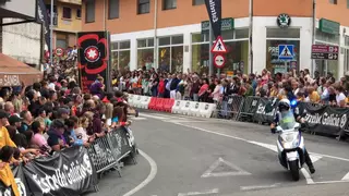 Cuesta abajo, a toda vela: la Festa da Dorna de Ribeira avanza a rebufo de las carrilanas