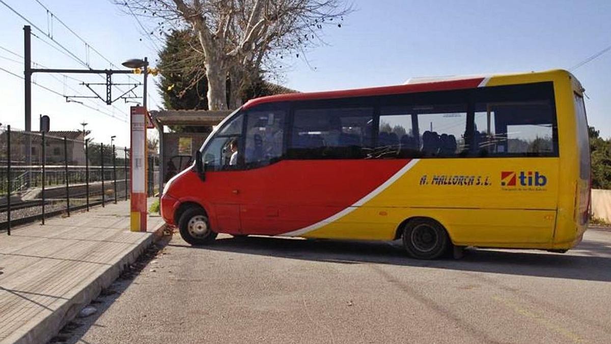 Imagen del bus lanzadera entre Alaró y la estación compartida con Consell.