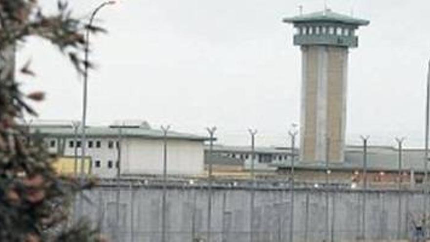 Un recluso de Alcolea causa lesiones a cuatro funcionarios