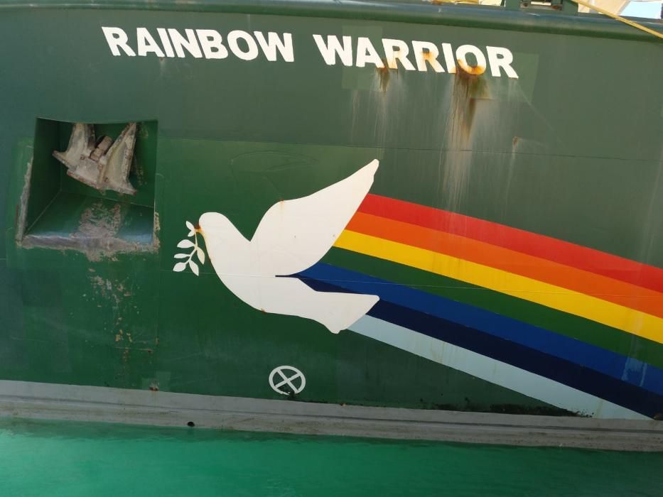 El Rainbow Warrior, buque insignia de Greenpeace, anclaba este sábado en el puerto de Málaga, donde permanecerá varios celebrando jornadas de puertas abiertas para quienes quieran visitarlo