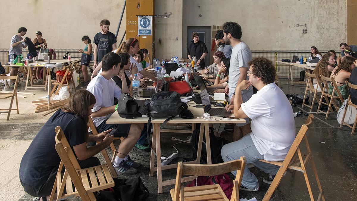 La mesa de trabajo del taller impartido por el estudio BeAr